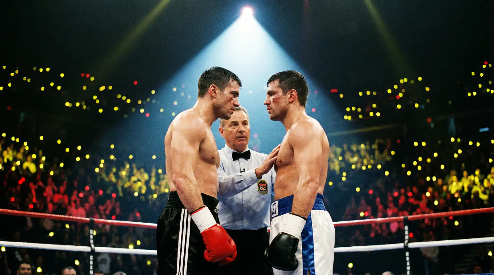 Dos boxeadores frente a frente en el centro del ring antes del combate